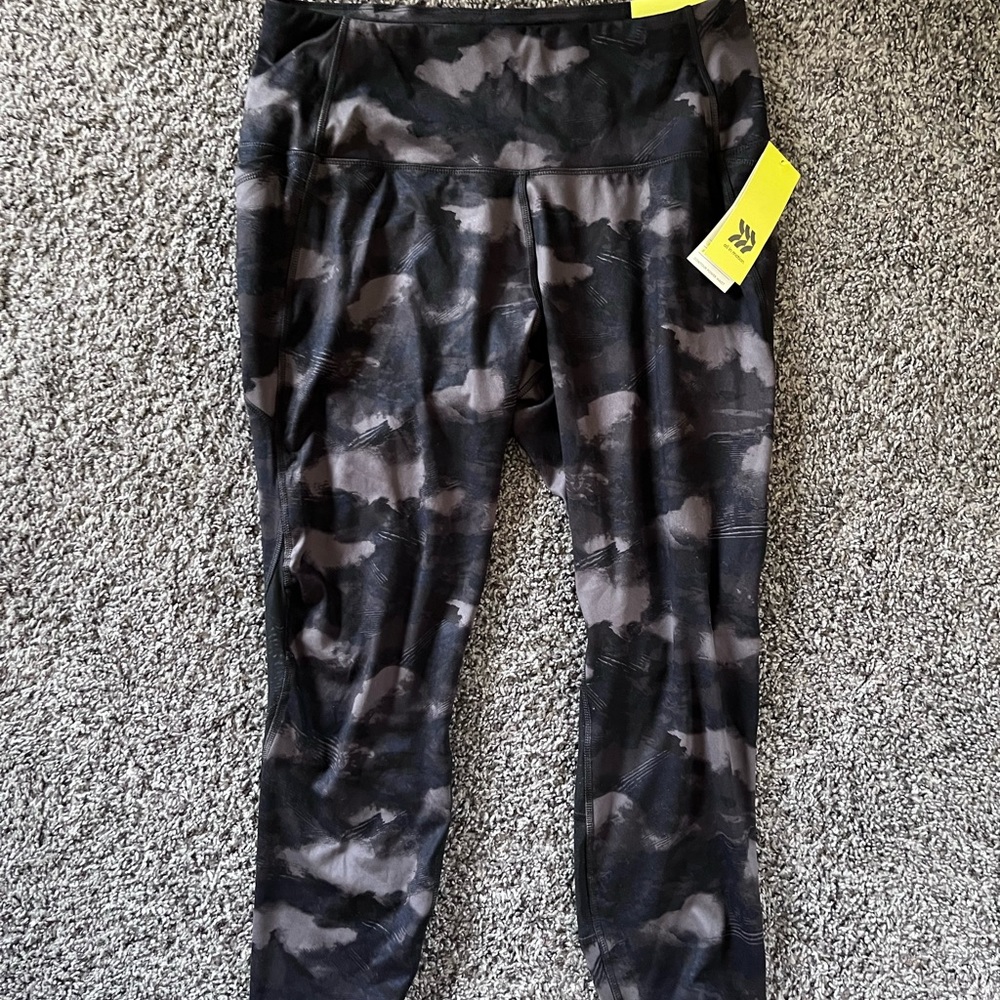 Dark Camo Cropped Leggings with Pockets
